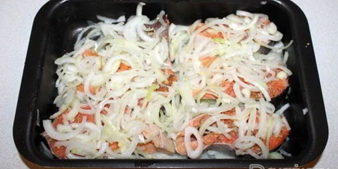 Рецепт форели, запеченной с маринованным луком
