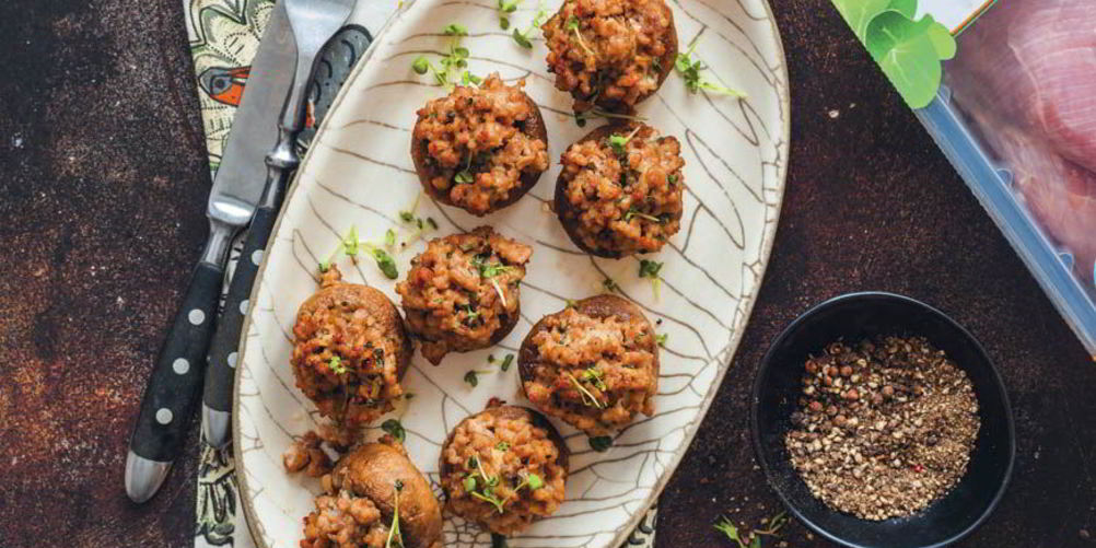 Как приготовить горячую закуску из шапиньонов, фаршированных индейкой