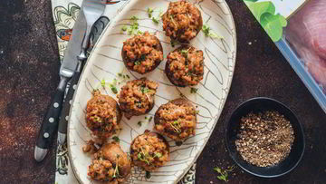 Рецепт Горячей закуски из шапиньонов, фаршированных индейкой