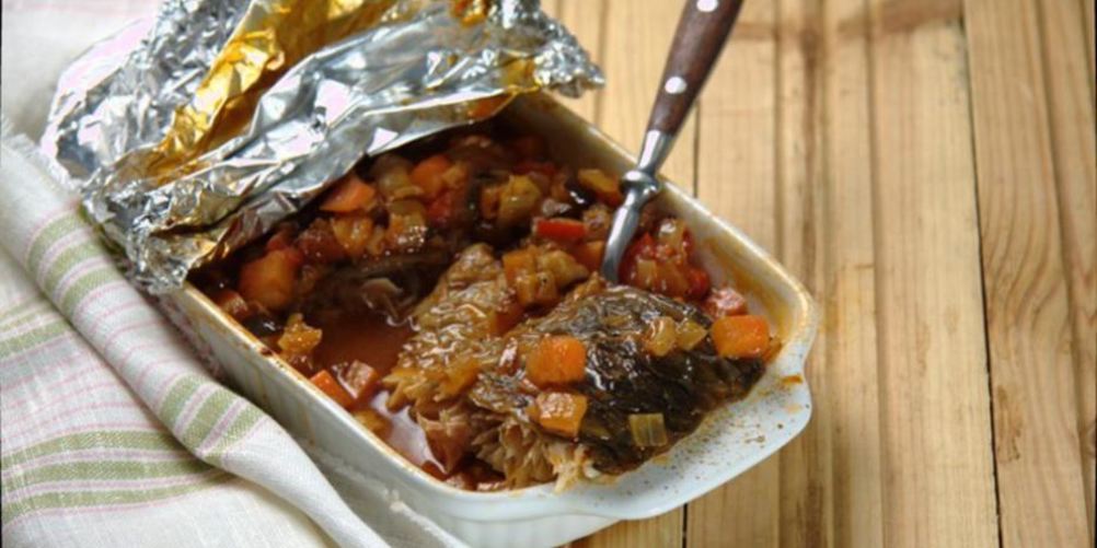 Как приготовить горячую закуску с рыбой и баклажанами