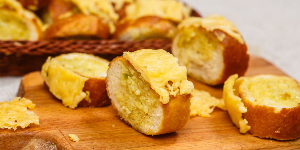 Как приготовить чесночные гренки с сыром