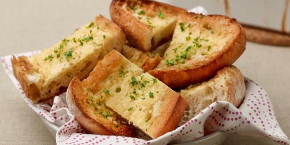Как приготовить гренки из белого хлеба с чесноком