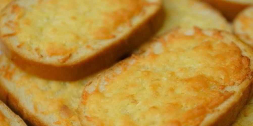 Как приготовить гренки с чесноком и сыром в духовке