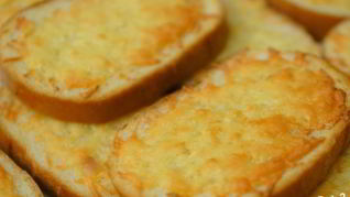 Рецепт Гренков с чесноком и сыром в духовке