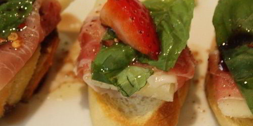 Как приготовить гренки с хамоном и клубникой