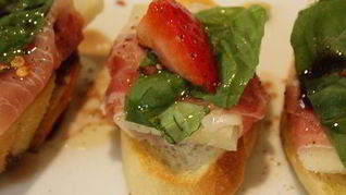 Рецепт Гренков с хамоном и клубникой