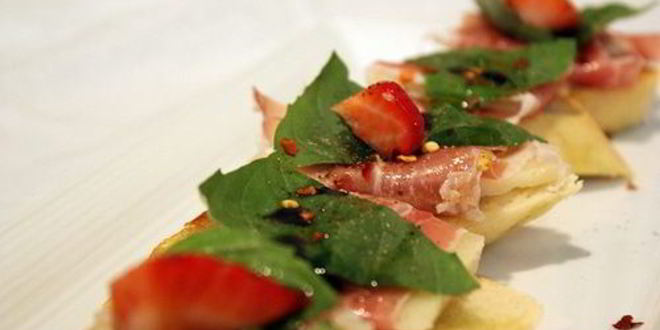 Рецепт гренков с хамоном и клубникой