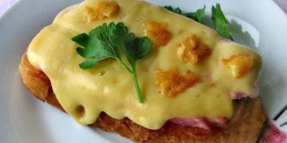 Как приготовить гренки с колбасой и сыром