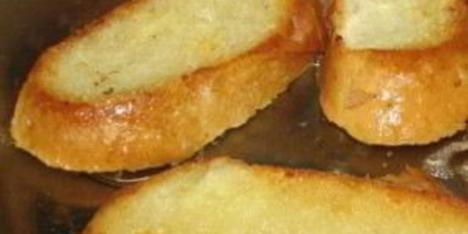 Рецепт гренков с колбасой и сыром