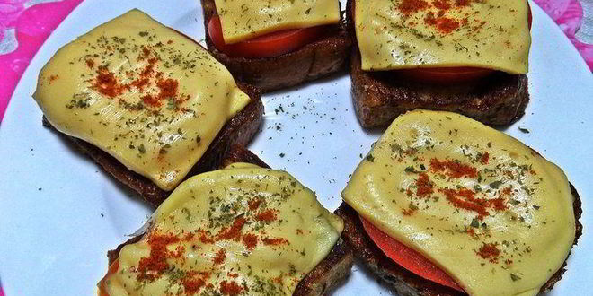 Рецепт гренков с овощами под сыром