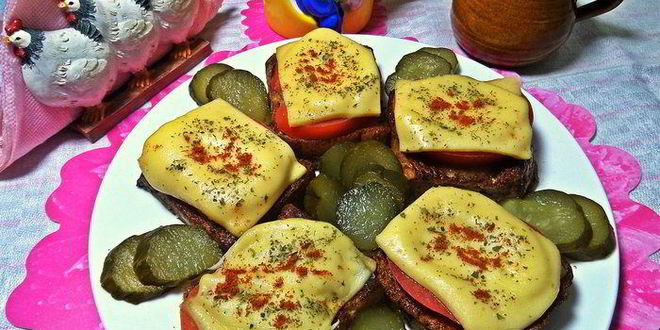 Рецепт гренков с овощами под сыром