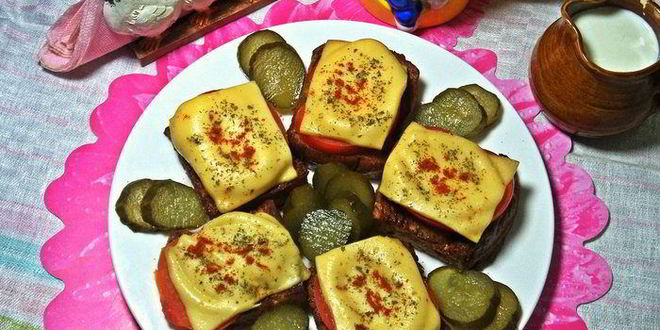 Рецепт гренков с овощами под сыром