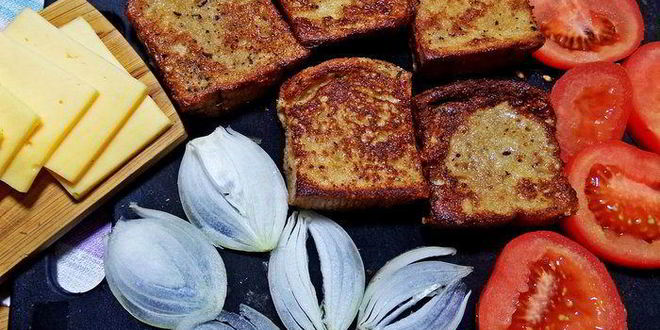 Рецепт гренков с овощами под сыром