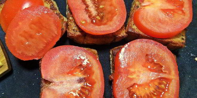 Рецепт гренков с овощами под сыром