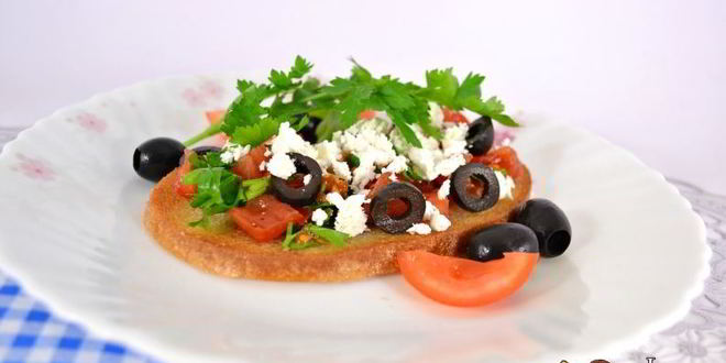 Рецепт гренков с помидорами, оливками и фетой