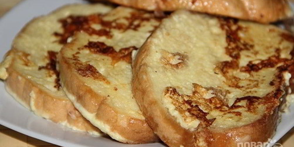 Как приготовить гренки с сыром, яйцом и сметаной