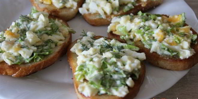 Рецепт гренков с яичным салатом