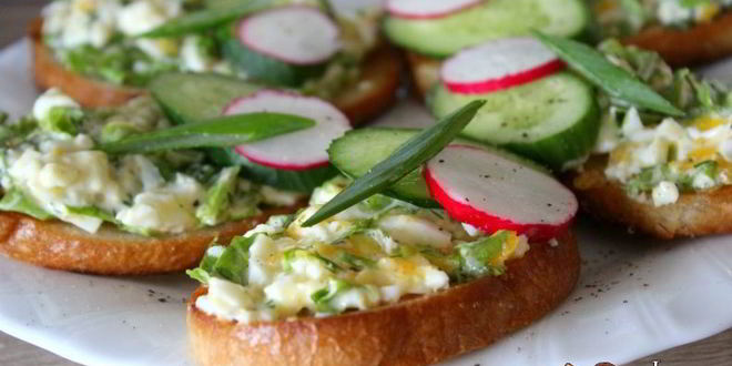 Рецепт гренков с яичным салатом