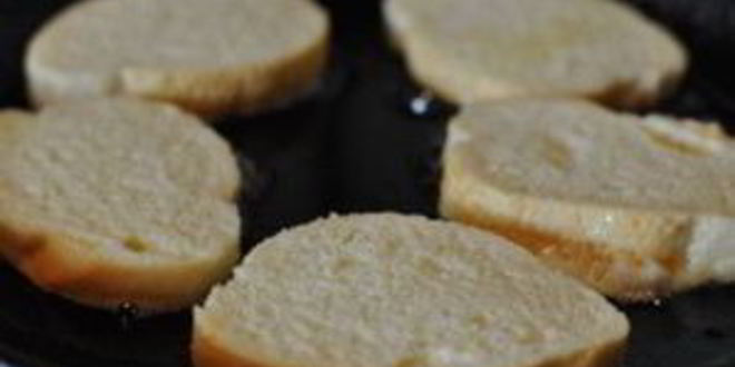 Рецепт гренков с яйцом на сковороде