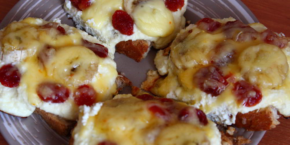 Как приготовить гренки с запеченным творогом