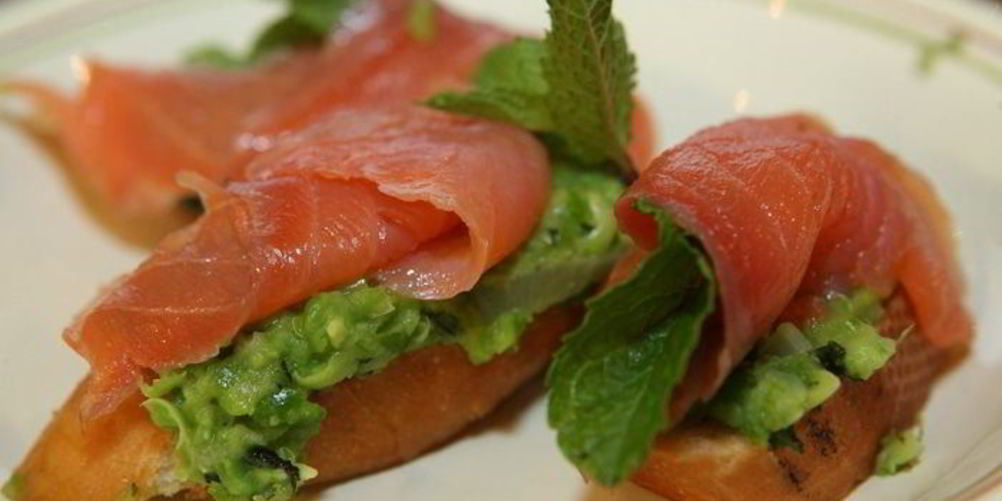 Как приготовить гренки с зеленым горошком, семгой и мятой