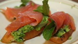 Рецепт Гренков с зеленым горошком, семгой и мятой