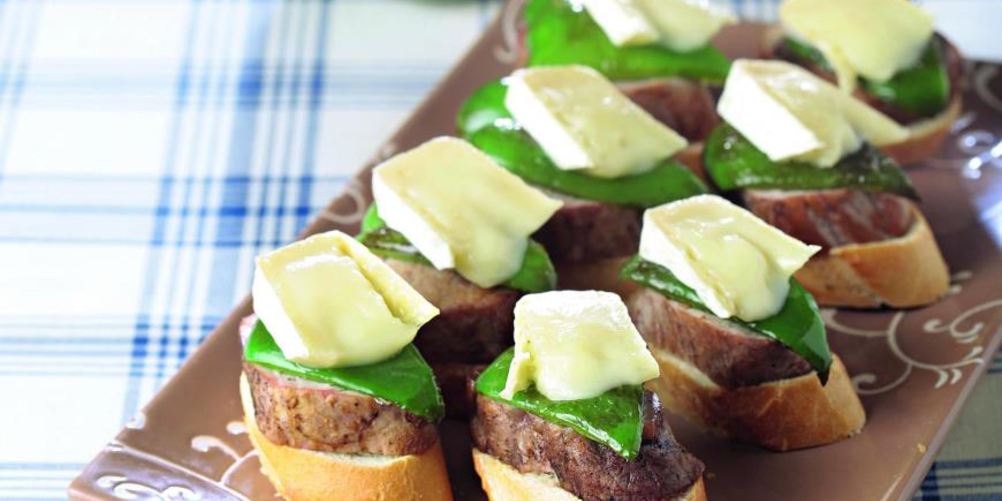 Как приготовить горячие канапе из свиной вырезки с сыром бри