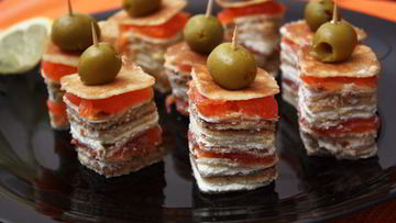 Рецепт Канапе из блинов на шпажках