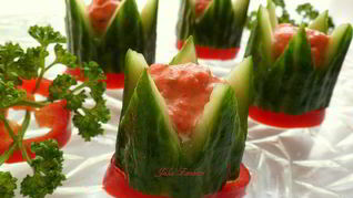 Рецепт Канапе из огурцов с кремом из слабосоленой семги с творожным сыром