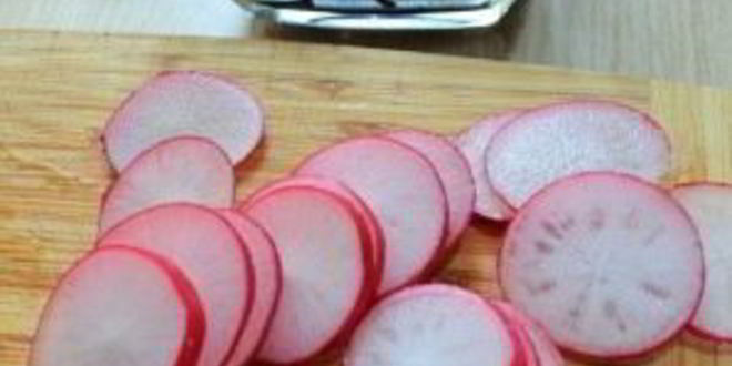 Рецепт канапе из языка, редиса и маринованных огурцов