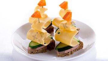 Рецепт Канапе Кораблики с колбасой и сыром на шпажках