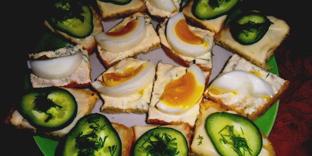Как приготовить канапе с чесночным майонезом, яйцом и огурцом