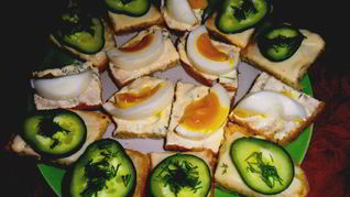 Рецепт Канапе с чесночным майонезом, яйцом и огурцом