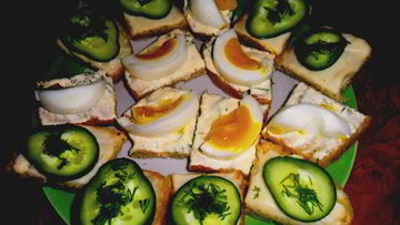 Рецепт Канапе с чесночным майонезом, яйцом и огурцом