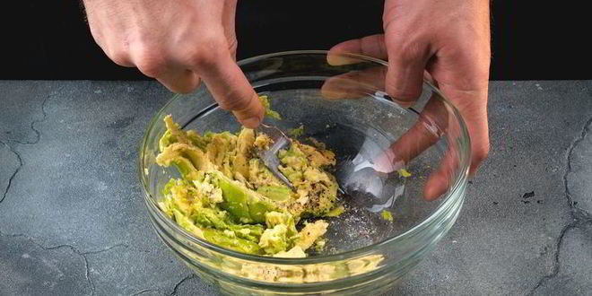 Рецепт канапе с форелью и соусом из авокадо