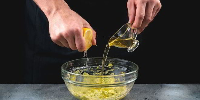 Рецепт канапе с форелью и соусом из авокадо