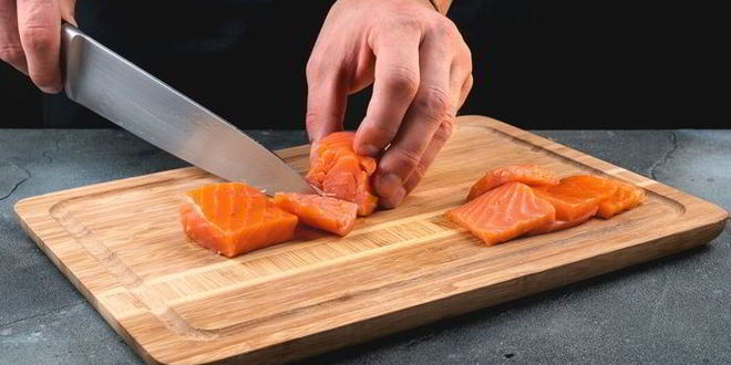 Рецепт канапе с форелью и соусом из авокадо