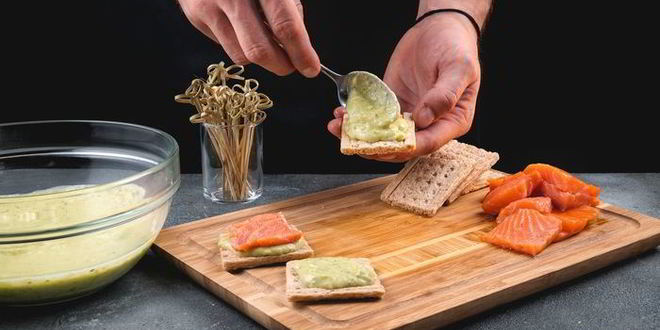 Рецепт канапе с форелью и соусом из авокадо