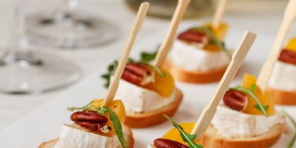 Как приготовить канапе с камамбером и персиком