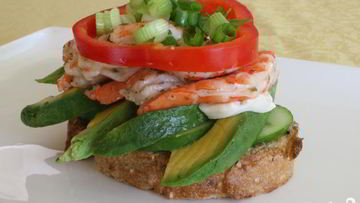 Рецепт Канапе с креветками и авокадо