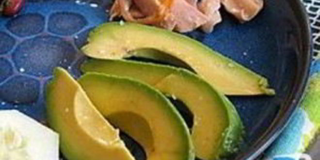 Рецепт канапе с креветками и авокадо