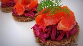 Рецепт Канапе с лососем и свеклой