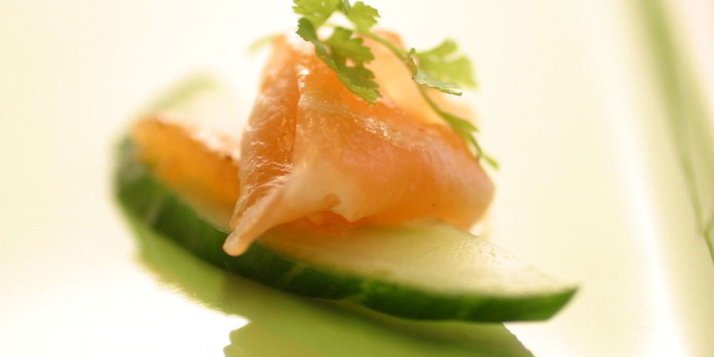 Как приготовить канапе с огурцом и лососем