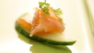 Рецепт Канапе с огурцом и лососем