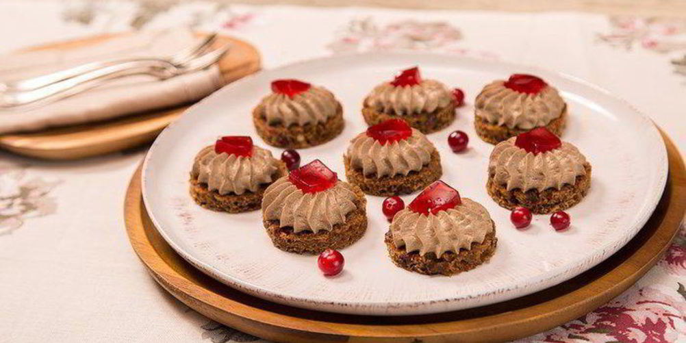 Как приготовить канапе с паштетом из куриной печени и клюквенным желе