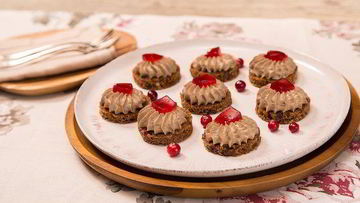 Рецепт Канапе с паштетом из куриной печени и клюквенным желе