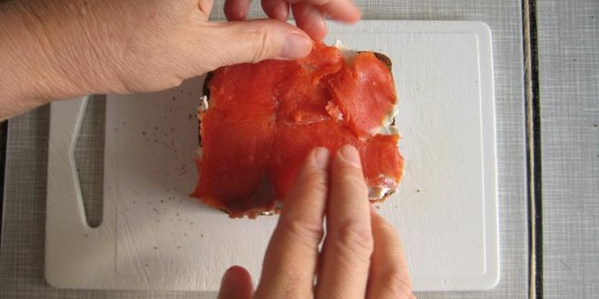 Рецепт канапе с подкопченной неркой и творожным сыром