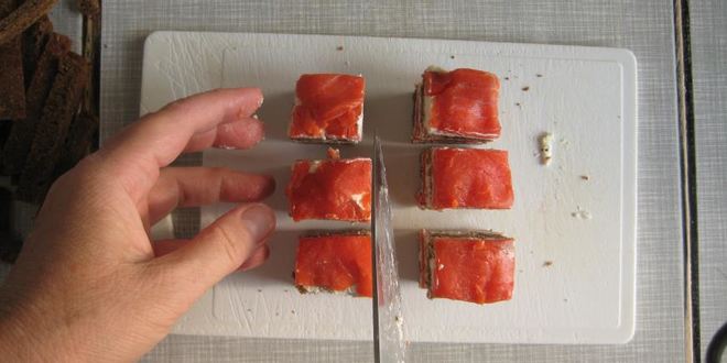 Рецепт канапе с подкопченной неркой и творожным сыром
