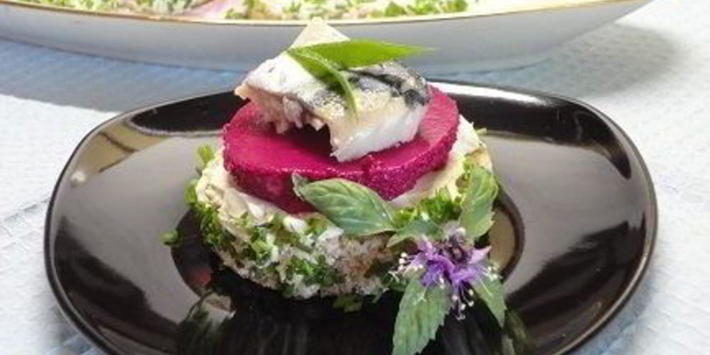 Как приготовить канапе с сельдью и муссом из свеклы