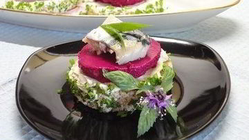 Рецепт Канапе с сельдью и муссом из свеклы